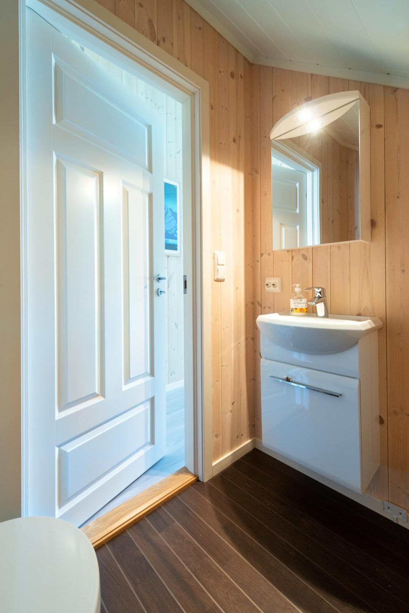 Lofoten Waterfront Luxury Lodge 발스타드 외부 사진